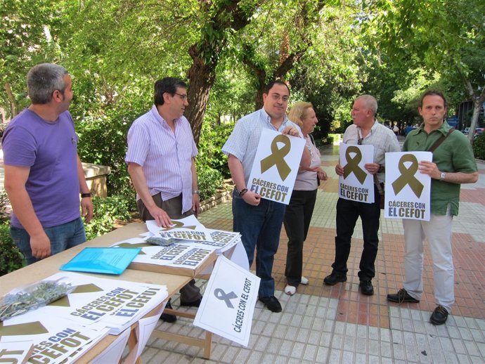 Reparto De Carteles Y Lazos En Defensa Del Cefot De Cáceres