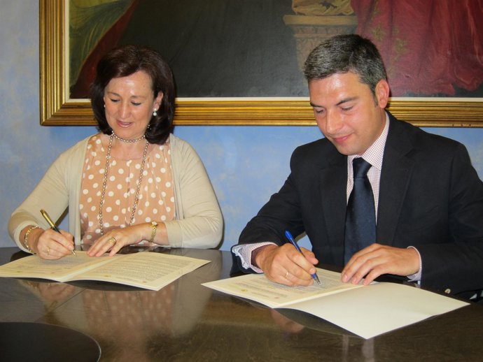 Laura Ruiz Y Andrés Lorite Durante La Firma