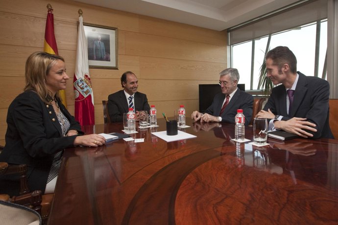 Diego Con Los Responsables De Lácteos Peñasanta