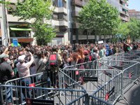 300 'indignados' lamentan ante la sede del PP la "defunción" de la educación pública