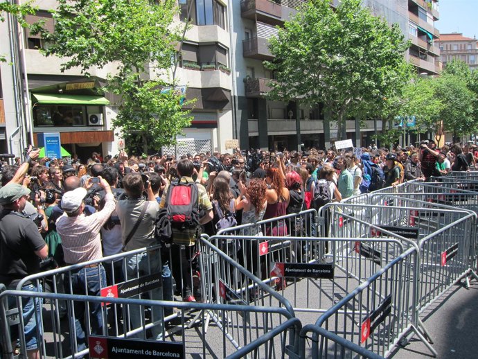 Protesta De 'Indigados' Ante El PP De Catalunya Por El "Entierro De La Educación