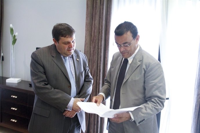 El Presidente De La Diputación, Ignacio Caraballo, Junto Al Rector De La UHU. 