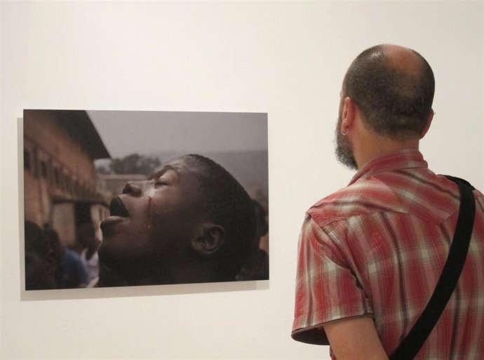 Un Espectador Ante Uan Fotografía De Fernando Moleres En El IVAM