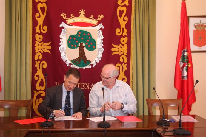 El Consejero Anai Astiz Y El Alcalde De Larraga, Antonio Lamberto Urquijo.