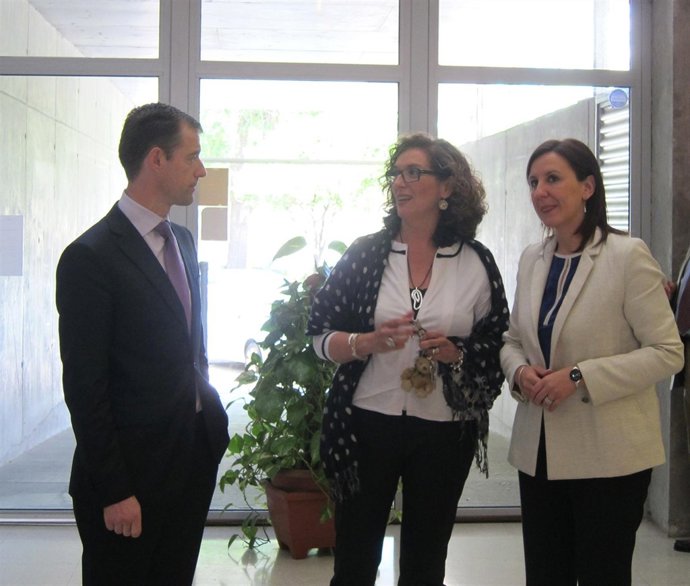 La Consellera Català (A La Derecha) Visita El Colegio Ayora De Valencia