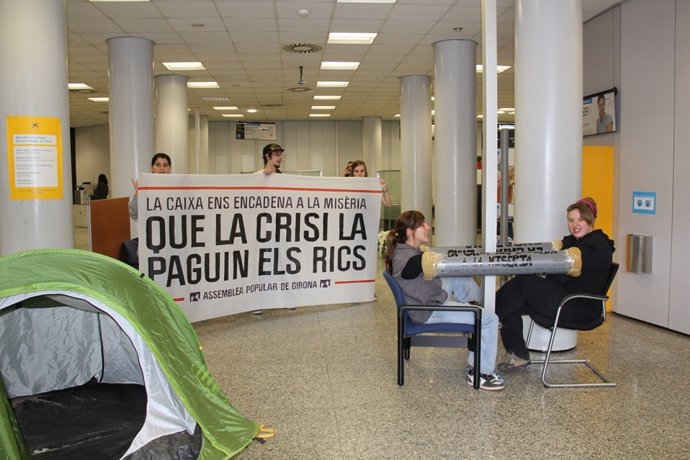 Protesta Del 15M En Una Oficina De La Caixa En Girona