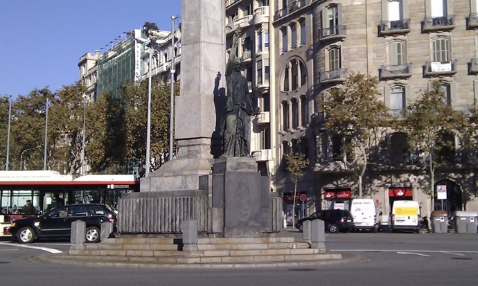 Estatua De La Victoria Y Escudo Borbónico En La Plaza Joan Carles I