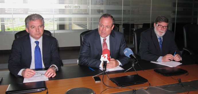 El Presidente De Cecale, Jesús Terciado, Acompañado Por Los Dos Vicepresidentes