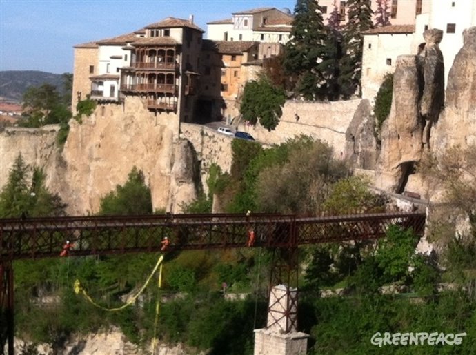 Activistas De Greenpeace En Cuenca