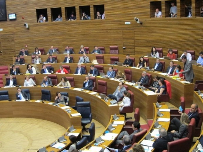 Debate De Votación De Ponentes Del Estatuto, Con Morera Con La Papeleta En Mano