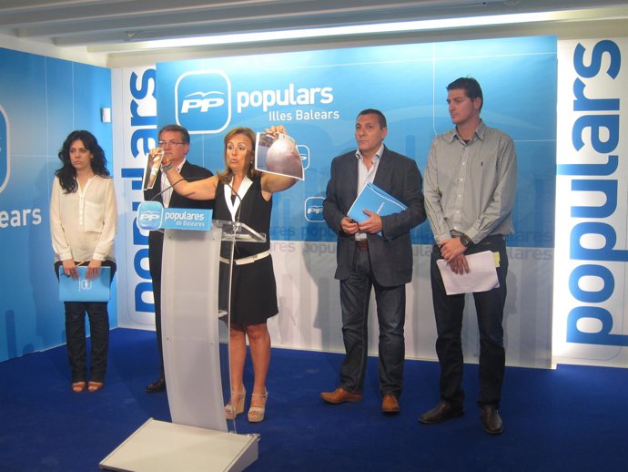 Mabel Cabrer Enseña Las Fotos De Los Agentes Policiales Heridos