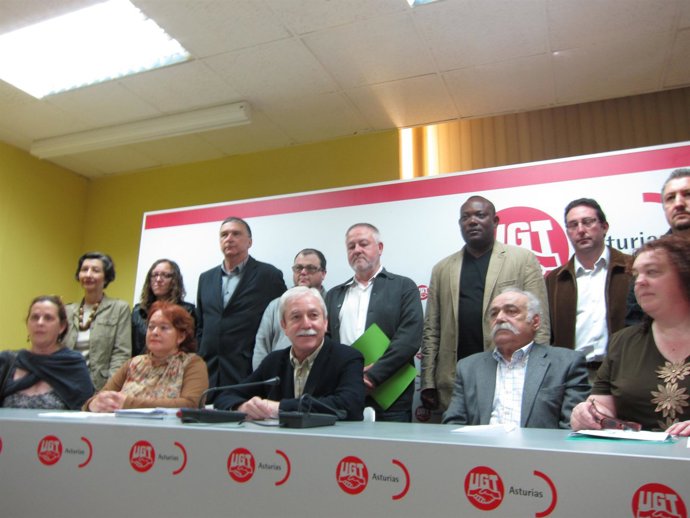Integrantes De La Plataforma, Antes Del Inicio De La Rueda De Prensa.