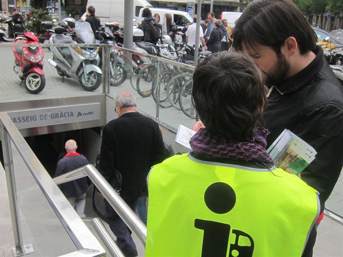 Reparto De Información Por Las Obras De Adif En Passeig De Gràcia