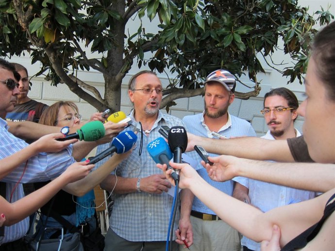 Miembros Del 15M Atienden A Los Medios En La Plaza Del Carmen