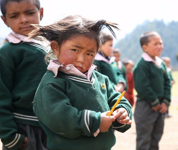El Montañero Carlos Soria En La Escuela De Niños De Samagaon (Nepal) 