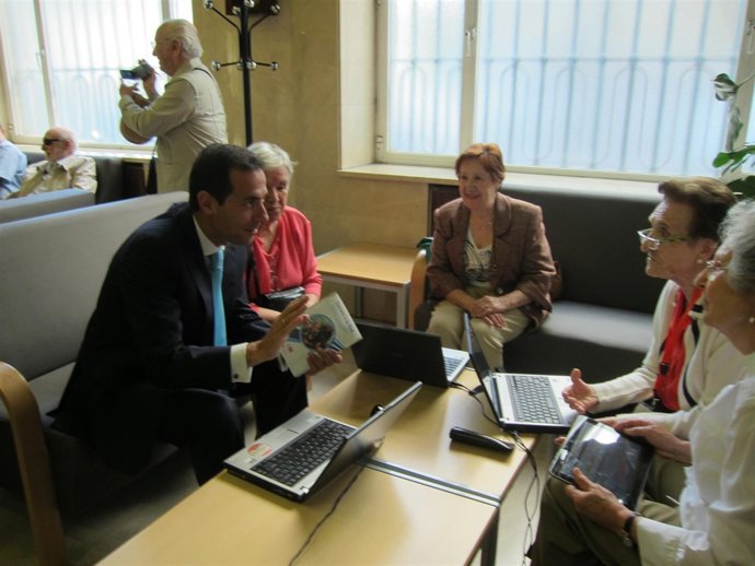 Salvador Victoria En Un Centro De Mayores