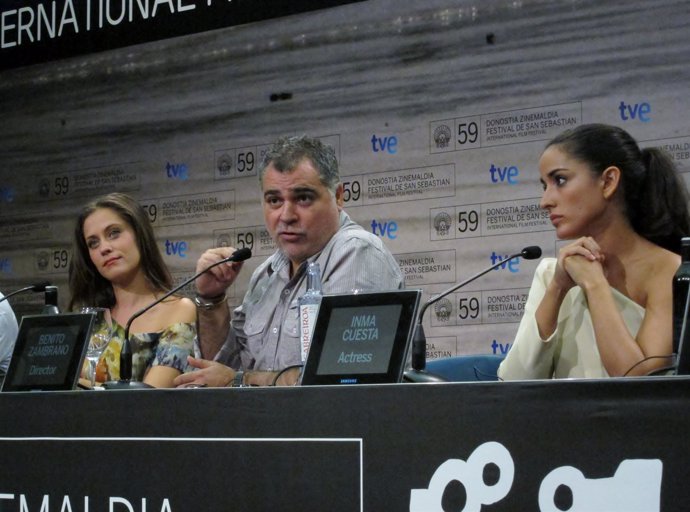 El premiado Benito Zambrano junto a las protagonistas de 'La Voz Dormida'