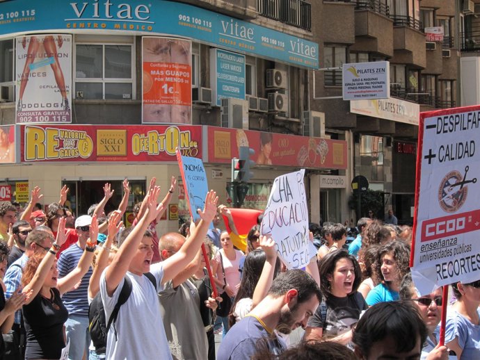 Manifestantes En Defensa De La Universidad Pública