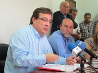 Vara tacha a Carrón de "ignorante" y aclara que las derivaciones de enfermos se basan en "criterios profesionales"