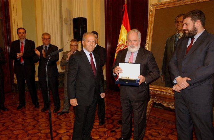 Arias Cañete Recibe Un Premio De Ansemat