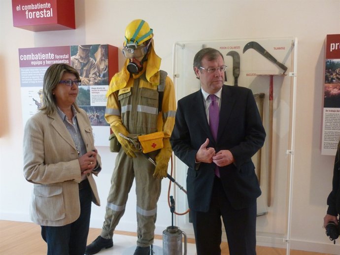 La Conselleira De Medio Rural Con Su Homólogo De C-L