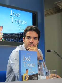 Víctor Soria Con Su Libro Sobre José Tomás
