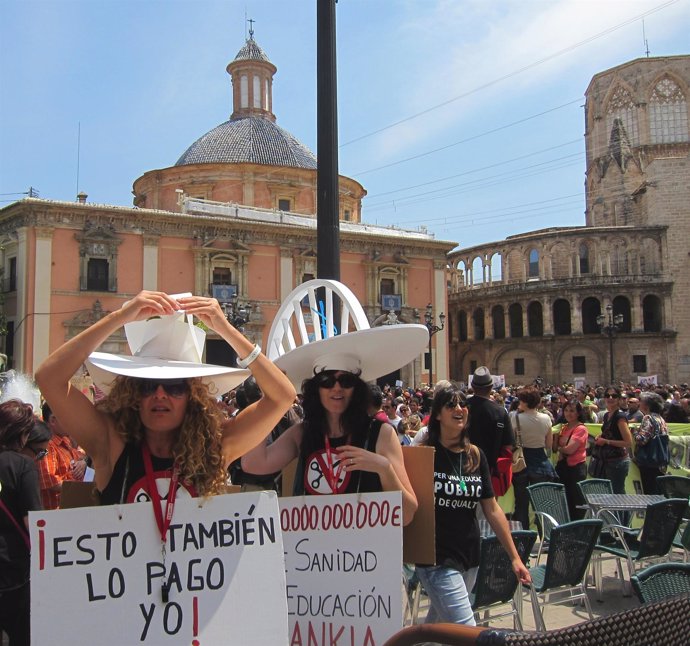 Unas Jóvenes En La Manifestación De Profesores En Valencia