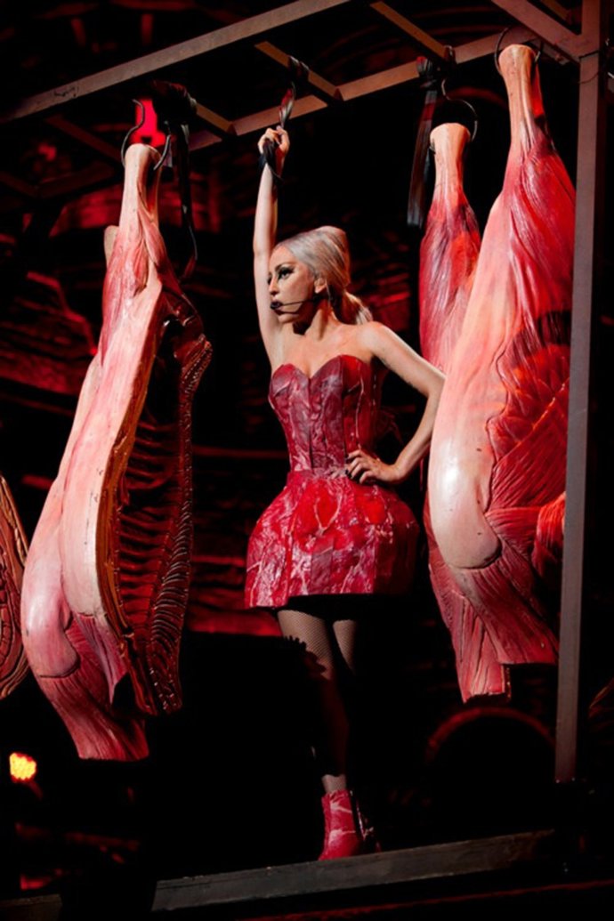 Lady Gaga con un vestido de carne cruda durante un concierto 