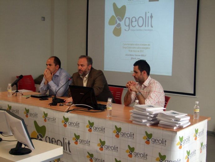 Pérez (C) En El Curso Sobre El Uso Del Sorgo Dulce Como Cultivo Energético