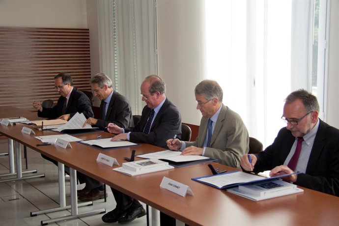 Momento De La Firma Del Convenio Para La Creación Del Nuevo Máster