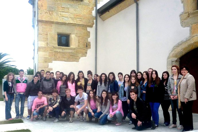 Visita De Alumnos De La Escuela De Turismo Al Palacio De Riva Herrera