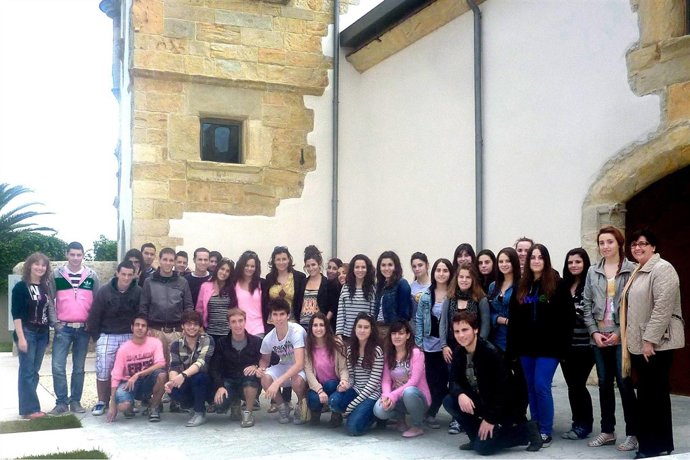 Visita De Alumnos De La Escuela De Turismo Al Palacio De Riva Herrera