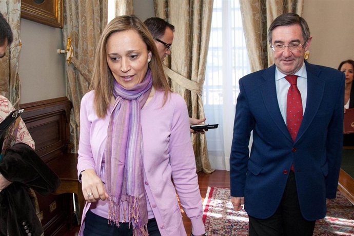 A conselleira de Facenda, Elena Muñoz Fonteriz, e o alcalde de Santiago, Ángel C