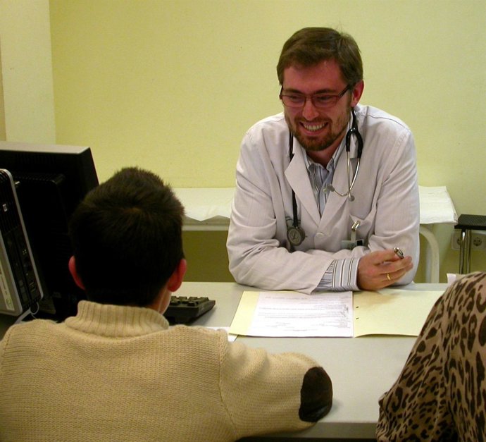 Un Médico Atiende A Un Paciente En Su Consulta