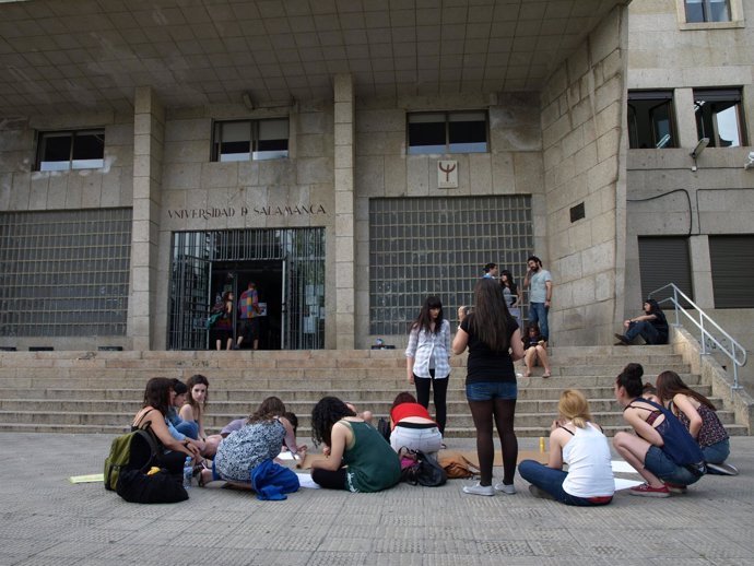 Estudiantes Salmantinos Que Se Han Encerrado En La Universidad