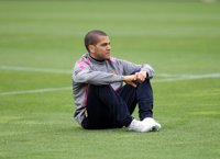 Fútbol/Copa.- Dani Alves, operado de su fractura de clavícula, estará entre 6 y 8 semanas de baja y se pierde la final