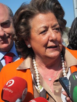 Rita Barberá, Atendiendo A Los Medios De Comunicación en imagen de archivo