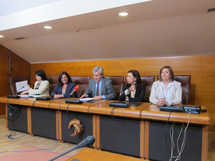 De La Sierra Acompañado De Varias Diputadas