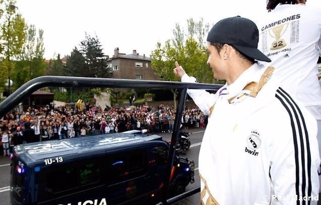 Cristiano Ronaldo Saluda A La Afición En El Camino A Cibeles