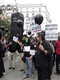 Manifestaciones de luto frente al Congreso en protesta por las reformas en Sanidad y Educación