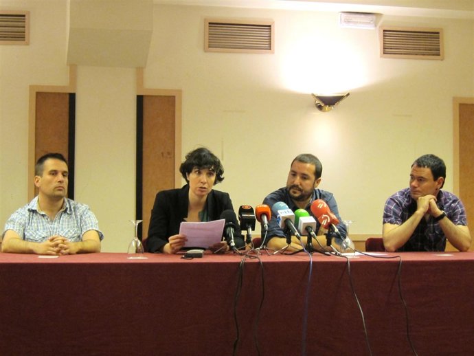 En El Centro, Amaia Agirresarobe Y Aser Lertxundi. 