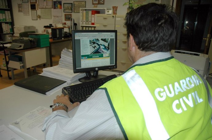 Agente De La Guardia Civil Investigando