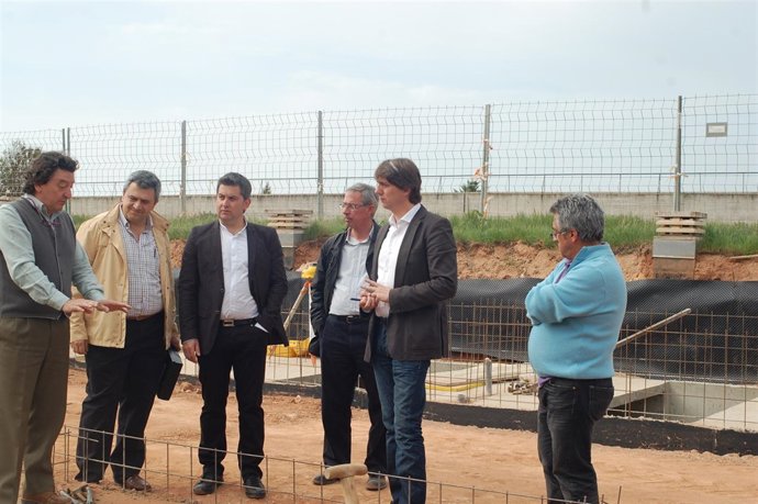 El Alcalde De Soria, Durante Su Visita Al Cementerio.