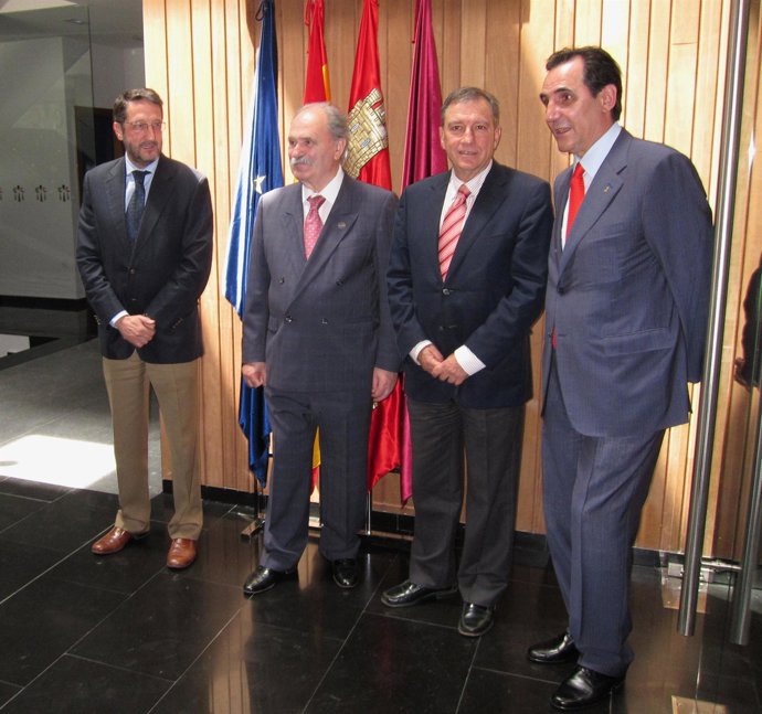 El Consejero De Educación Junto A José Rolando Álvarez Y El Cocinero Luis Irízar