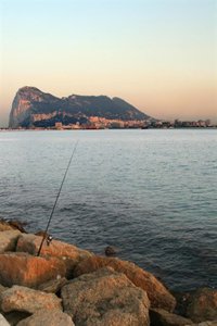 Londres deja en manos de la Policía de Gibraltar la responsabilidad de vigilar a los pescadores españoles