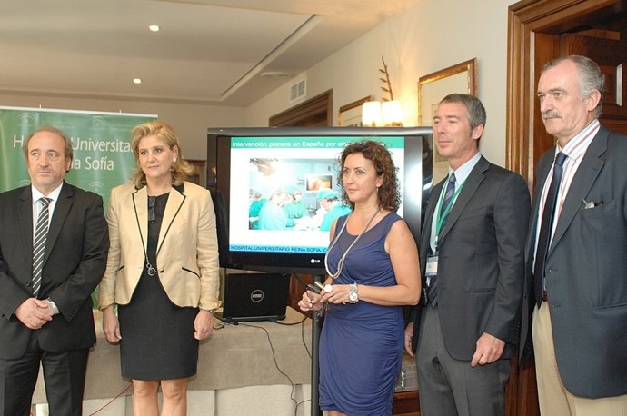 Rueda Prensa D'Intervención Pionera De Reconstrucción De Pene A Bebé