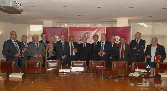 Representantes De Las Cámaras De Comercio Catalanas Con El Carné Del Club Cambra