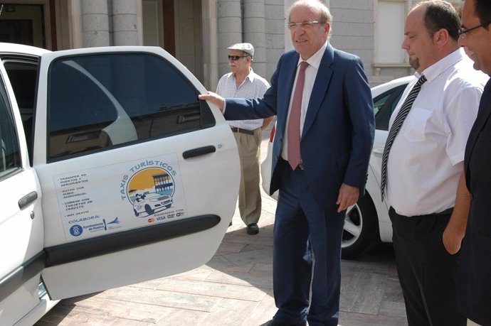 El Alcalde De Huelva, Pedro Rodríguez, Presenta Los Taxis Turísticos. 