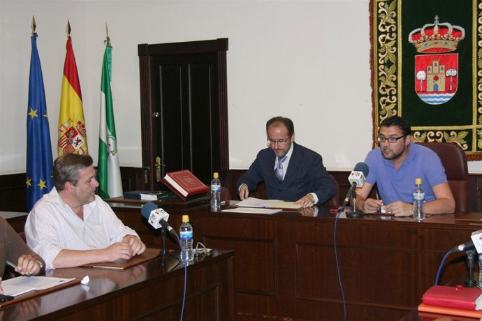 El Nuevo Concejal Tomando Posesión De Su Acta.