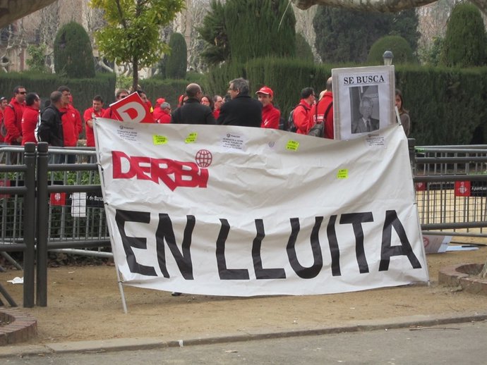 Trabajadores De Derbi Se Concentran Ante El Parlament